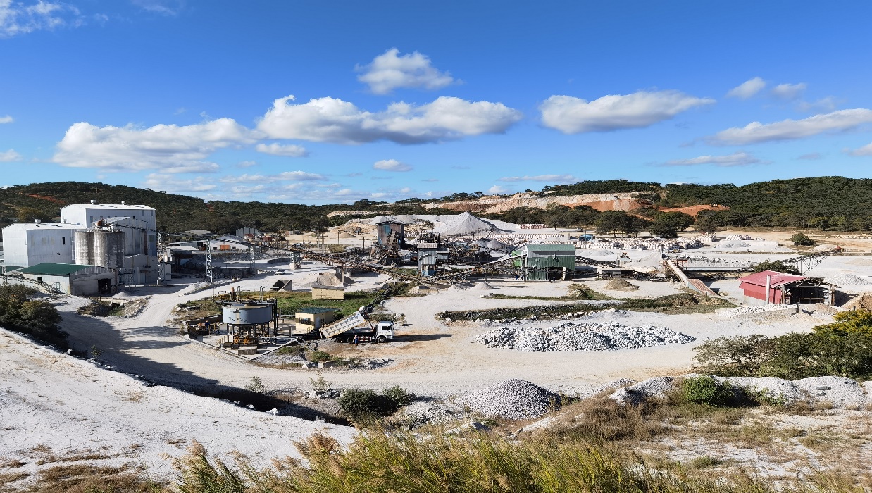 凯旋娱乐津巴布韦Bikita矿山首批2万吨透锂长石精矿粉起运回国